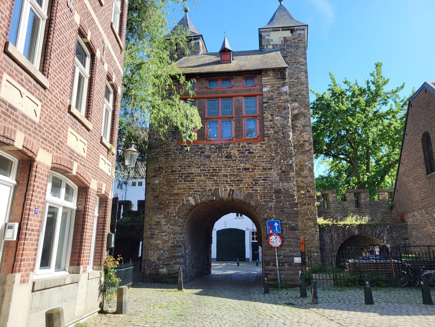 Maastricht Hidden Gems Tour Uncover the Unexpected - Op de Thermen: a stop that connects place names to the past
