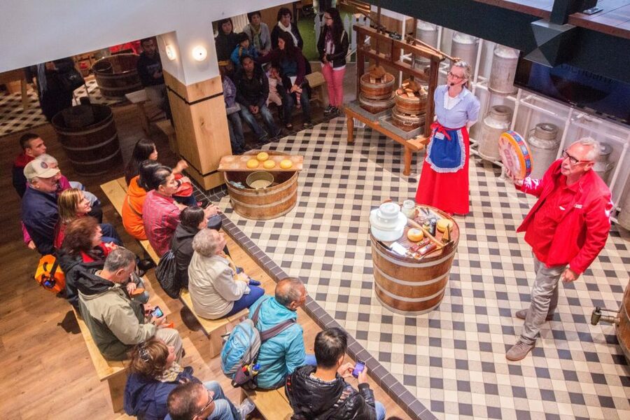 Marken, Volendam and Edam: Private Full-Day Tour - Volendam fisherman village: labyrinth streets, fish auction building, and shopping time