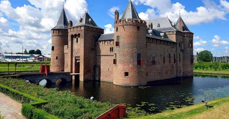 Muiden: Entry Ticket to Muiderslot Castle - Finding the meeting point at Herengracht 1 and using your time well