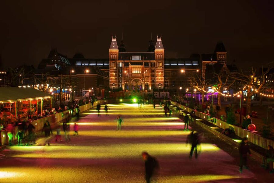 Museumplein Ice Rink Entry Ticket - A winter skate session in Amsterdam, Museumplein with the Rijksmuseum behind you
