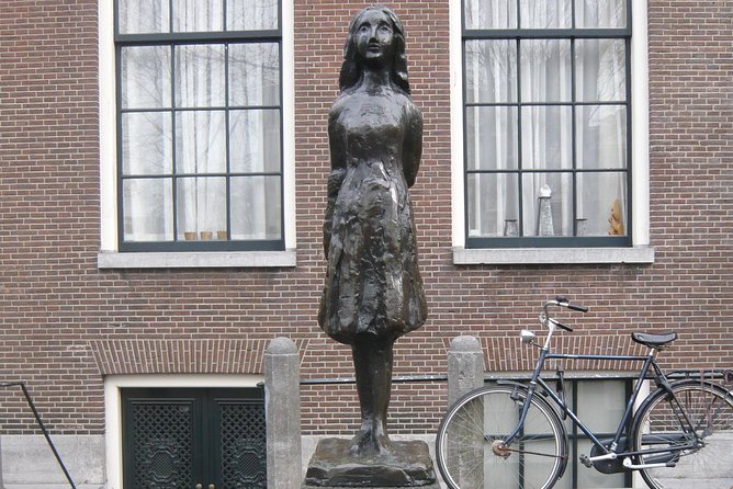 Private Amsterdam WW2 walking tour - De Plantage and Spinoza Monument: the city’s living texture