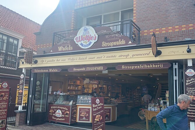 Private Zaanse Schans Windmills and Volendam Tour from Amsterdam - Volendam on the dijk: harbor stroll, lunch options, and quick souvenir time