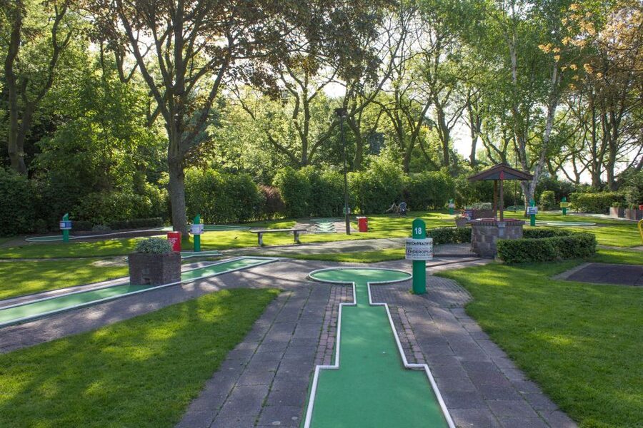 Rotterdam: 18-Hole Mini-Golf Game - Weather, comfort, and how to have a good time outdoors