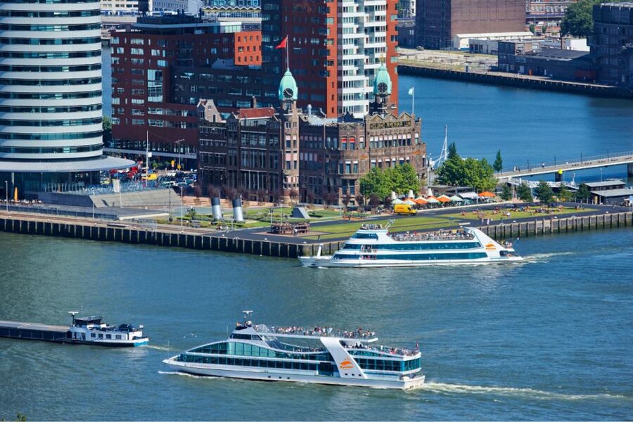 Rotterdam: Harbor Sightseeing Cruise - Food and drinks: plan to buy, and use the warmth wisely