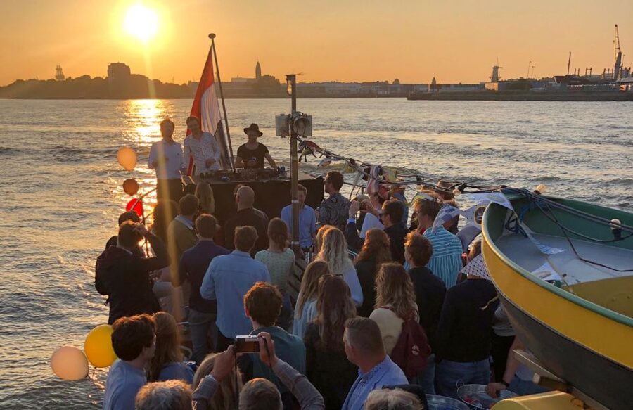 Rotterdam: Pub Cruise with Drinks and Bites - The 1898 Uncle Aad Ship Story: Real Maritime Flavor