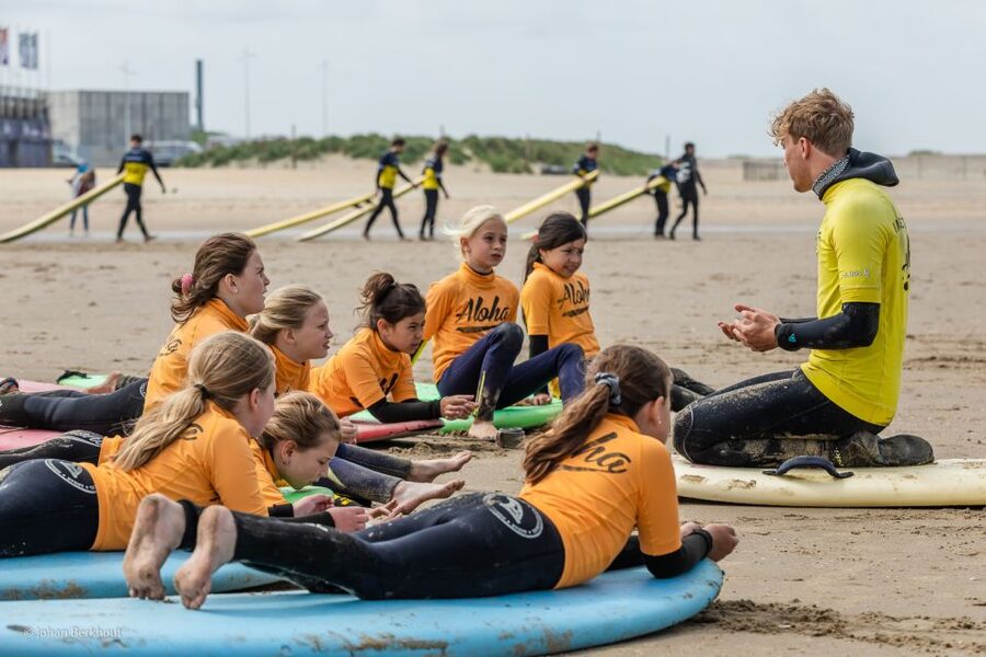 Scheveningen Beach: 1,5-Hour Surf Experience for Adults - Group surfing with up to 8: how pacing affects your progress