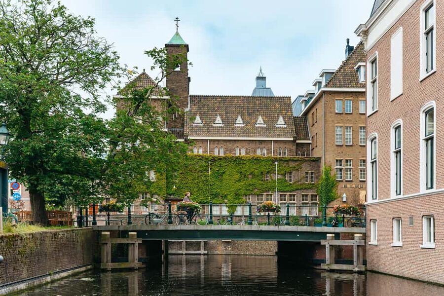 The Hague: Canal Cruise - Live guide storytelling: canal facts you can actually use