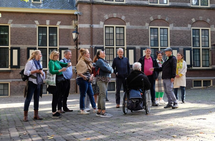 The Hague: City Walking Tour - Finishing at Noordeinde Palace, the royal note lands cleanly