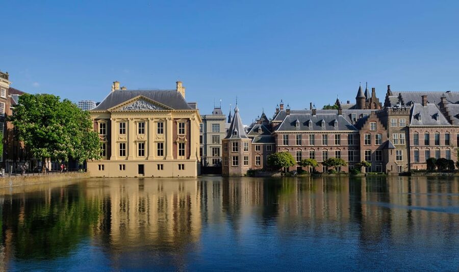 The Hague: City Walking Tour - Starting at the Statue of Willem I, then getting oriented quickly