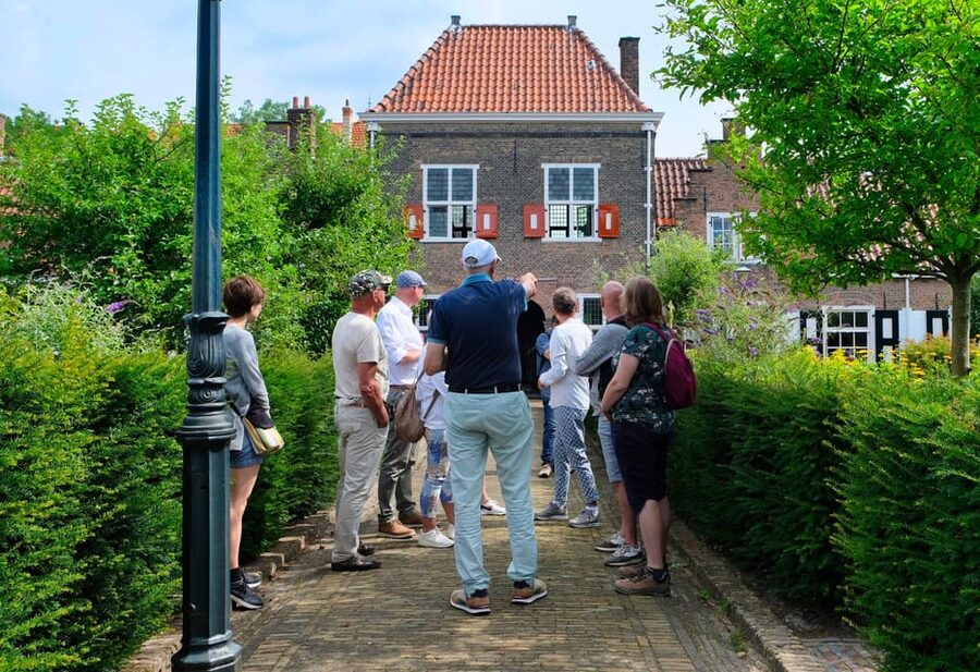 The Hague: Courtyard Walking Tour - Finding the Hidden Entrances Behind Walls and Houses