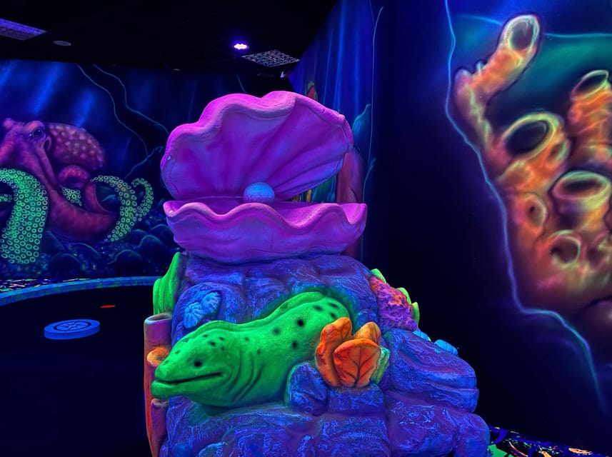 The Hague: Glowgolf Glow in the Dark Indoor Minigolf - Glowgolf in Scheveningen, where the lights turn the game on