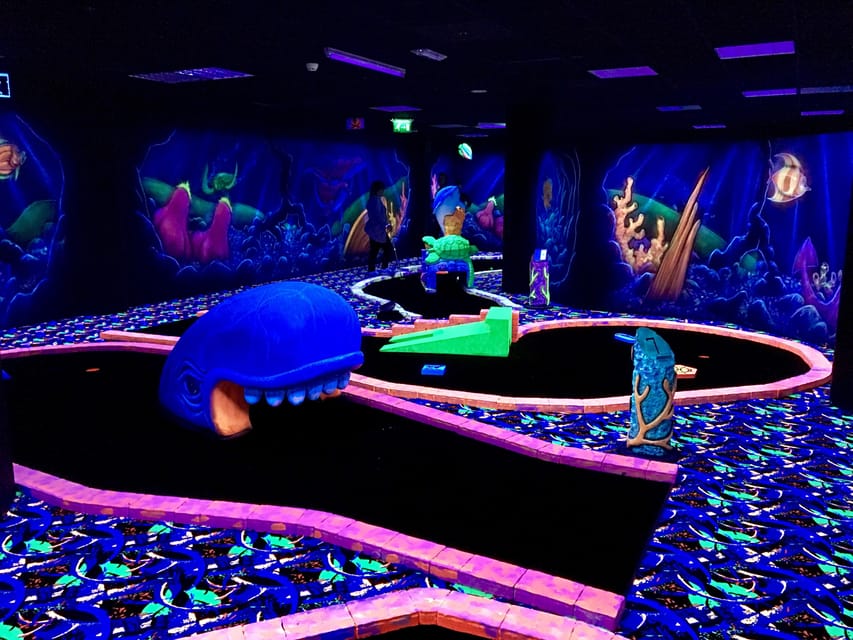 The Hague: Glowgolf Glow in the Dark Indoor Minigolf - The “water-themed” 3D design, and why it helps you play better