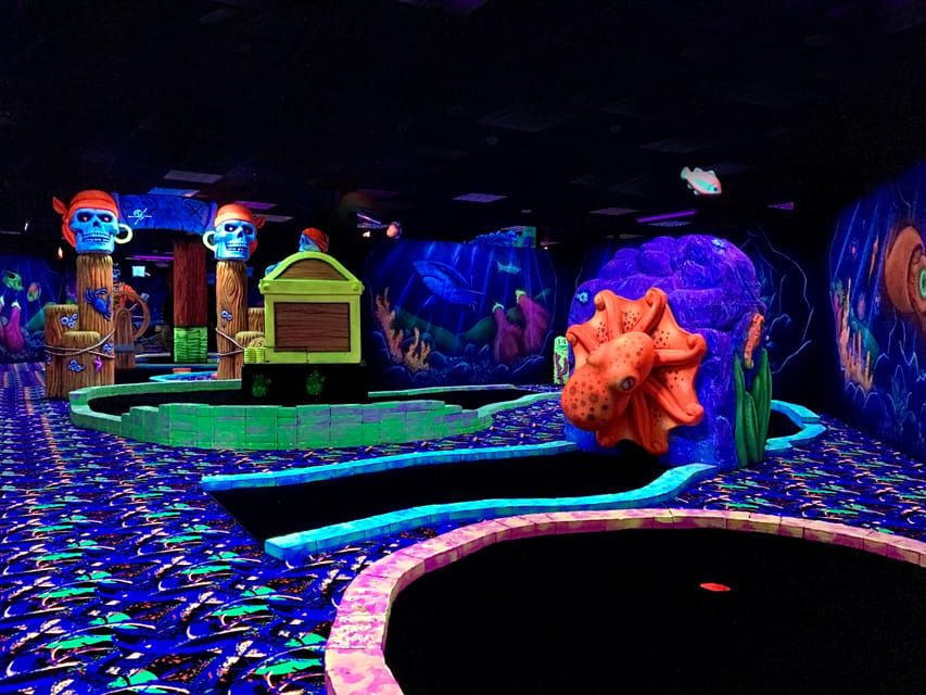 The Hague: Glowgolf Glow in the Dark Indoor Minigolf - Timing and pace: 45 to 60 minutes on the clock