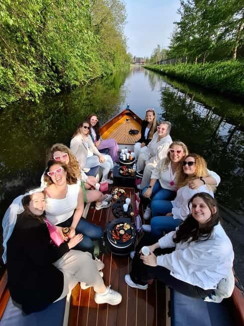 The Hague: individual tickets for an electric boattour! - Snacks on board, plus what to pack if you want the easy route