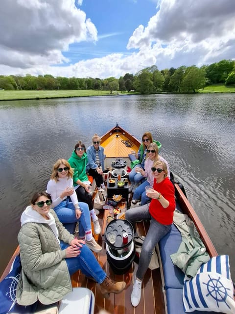 The Hague: Private Boattour up to 10 persons - A 75-minute electric cruise that turns The Hague into a close-up