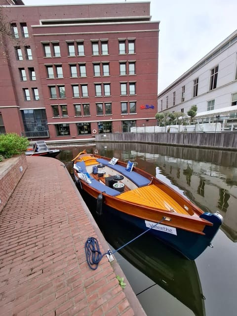 The Hague: Private Boattour up to 10 persons - Weather reality: how to dress for The Hague on an open boat