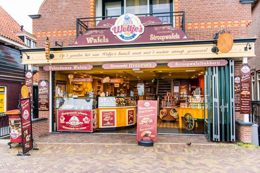 The Volendam Stroopwafel Experience - After the tasting: shop browsing and choosing your flavors