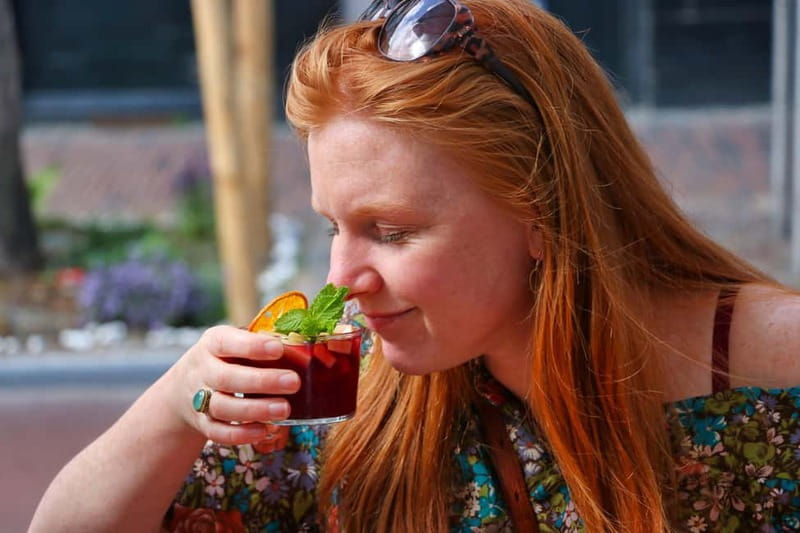 Utrecht Food Tour: 7 food stops and a fantastic local guide - Stop 1: Life’s a Peach for a Smooth Start