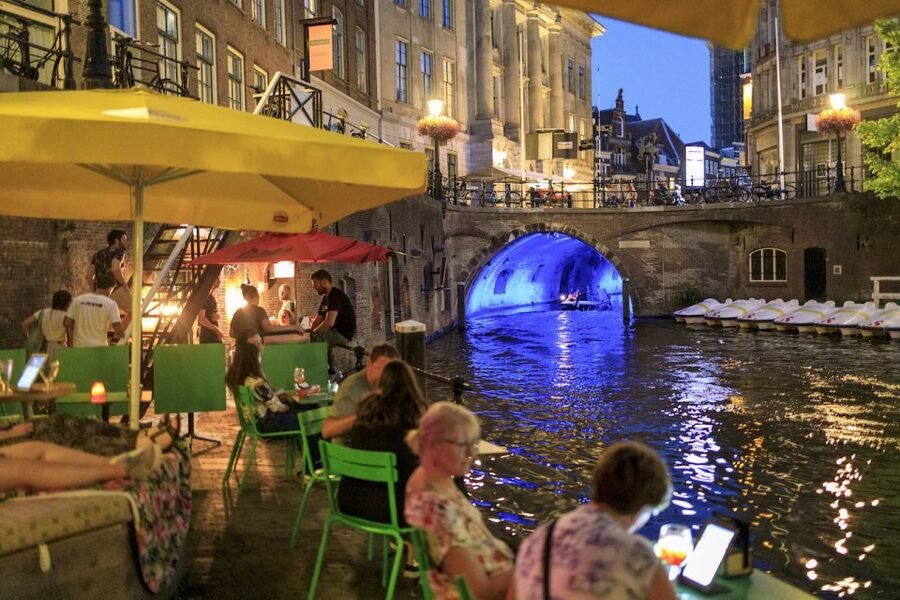 Utrecht: Guided Lumen Walking - Walking the bridges: reflections, angles, and that Utrecht nighttime feeling