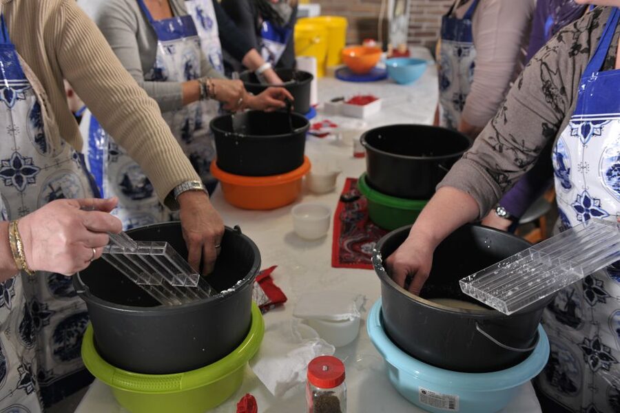 Volendam: 2.5-Hour Cheesemaking Workshop & Clog Making Tour - Key things you’ll notice right away