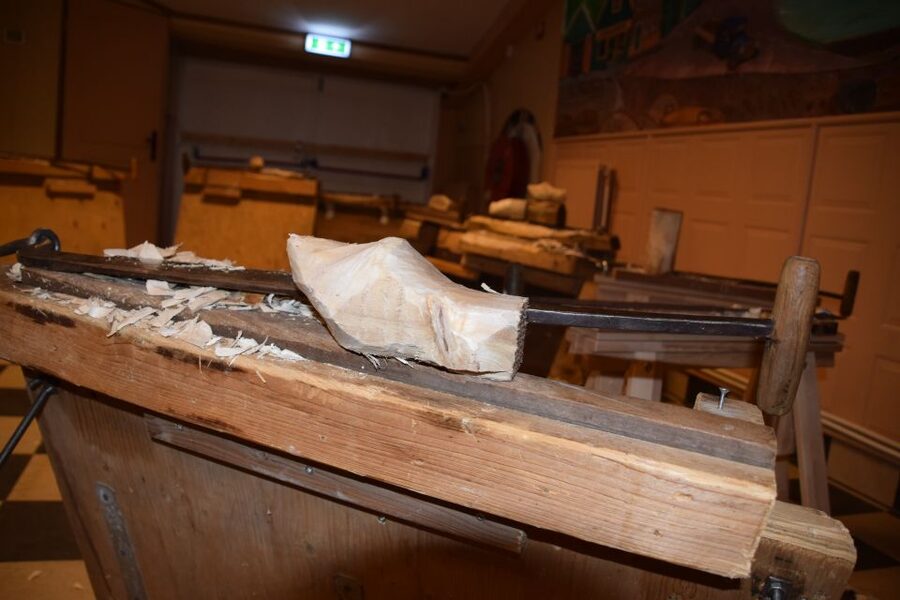Volendam: 2-Hour Clogmaking Workshop and Cheese Tour - Who This Tour Suits Best (And Who Should Skip It)