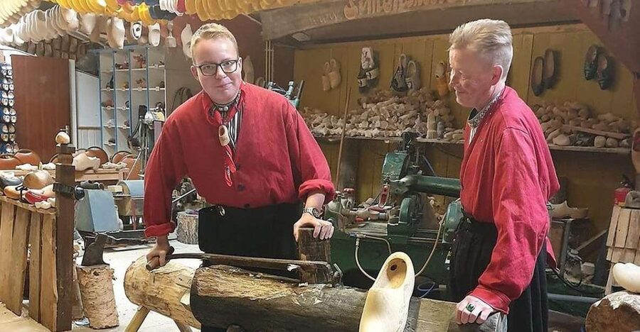 Volendam: 2-Hour Clogmaking Workshop and Cheese Tour - Tasting in the Shop: Gouda, Edam, Stroopwafel, Speculaas, and Wine