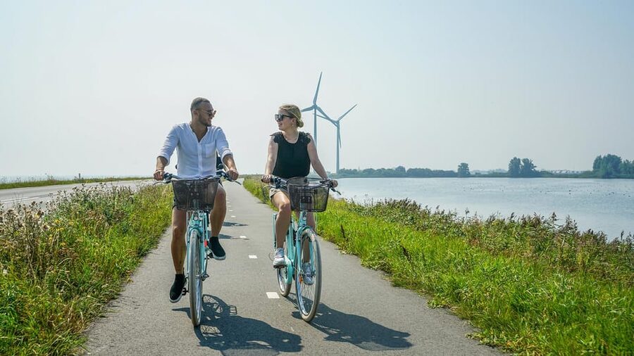 Volendam: Bike Rental including Highlights-Routes - Bikes that work for real days: Gazelle quality, 3 gears, and comfort gear