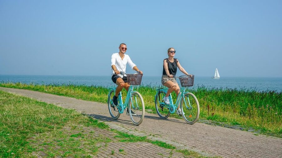 Volendam: Bike Rental including Highlights-Routes - Zuiderwoude and Broek in Waterland: ride less, wander more