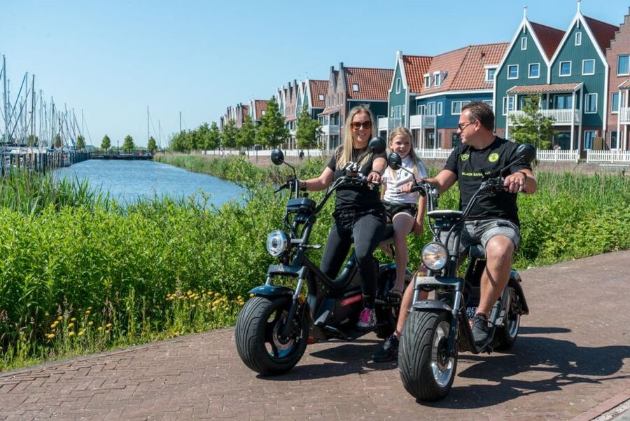 Volendam: E-Scooter Rental - Choosing Your Own Route: Speed, Stops, and That Great Dutch Loop Feeling