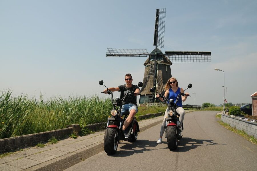 Volendam: E-Scooter Rental - Edam Within About an Hour: Narrow Alleys, Canals, and Cheese Market Time