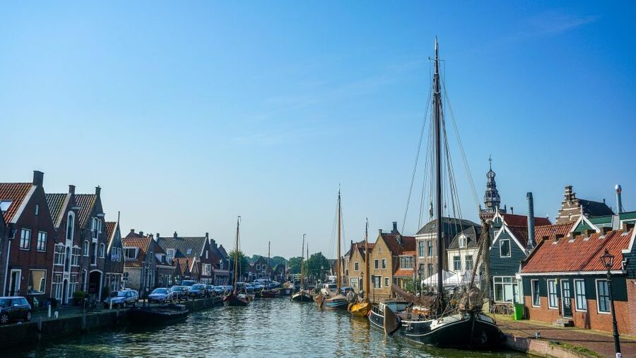Volendam: E-Scooter Rental - Monnickendam: Bronze-Brick Houses, Old Harbor Terraces, and Beer-Brewery Flavor