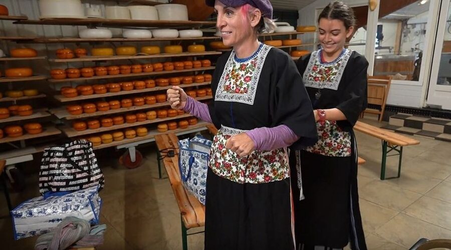 Volendam: Traditional Costume Photo with Cheese & Clog Tour - Cheese tour at Simonehoeve: what the Gouda and Edam lesson adds
