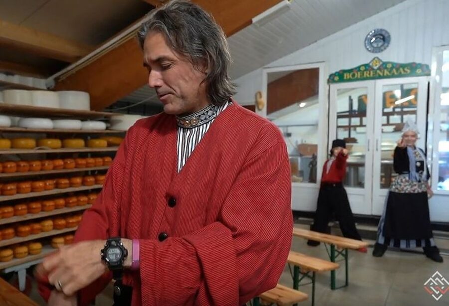 Volendam: Traditional Costume Photo with Cheese & Clog Tour - Shopping with a taste in your hand: what to try and how to choose
