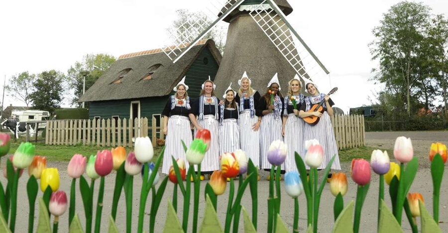 Volendam: Traditional Costume Photo with Cheese & Clog Tour - How to get there from Amsterdam without stress