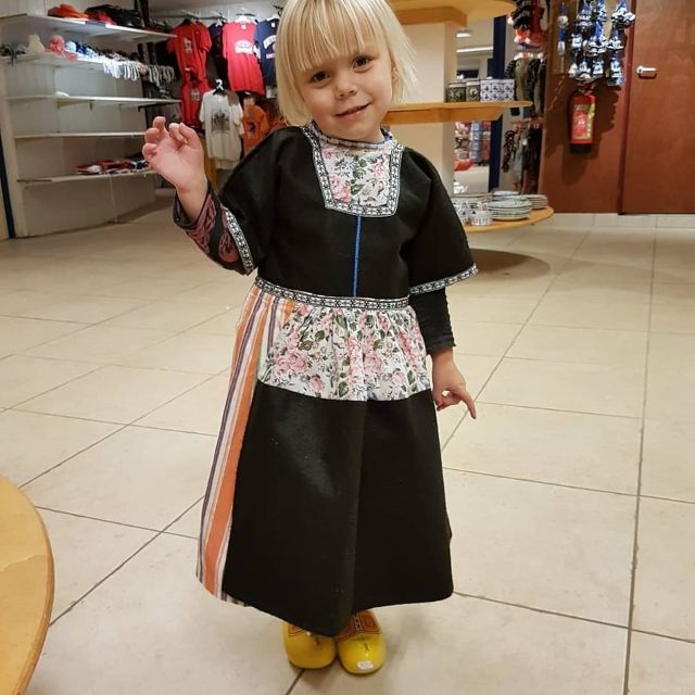 Volendam: Traditional Costume Photo with Cheese & Clog Tour - What the guide experience feels like on the ground
