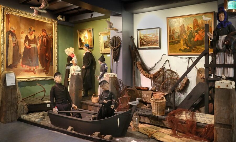 Volendam: Volendams Museum Entry Ticket - Fishing-village scenes: homes, jobs, and everyday details