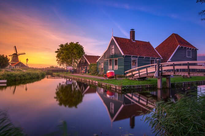 Zaanse Schans and Cheese Tasting Guided Tour from Amsterdam - Stop 1 at Zaanse Schans: Working Windmills and Historic Village Time