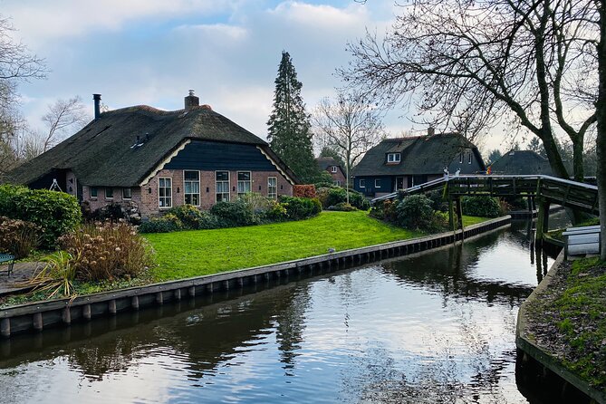 Zaanse Schans and Giethoorn Small-Group Tour with Hotel Pick-Up - Giethoorn, the Green Little Venice: boat cruise and free exploring