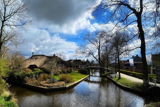 Zaanse Schans and Giethoorn Unique Day Trip with Boat Cruise - Traveling to Giethoorn by air-conditioned VIP bus