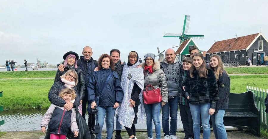 Zaanse Schans Windmills 4-Hour Tour in Italian - First views: windmills, green houses, and photo time that feels real